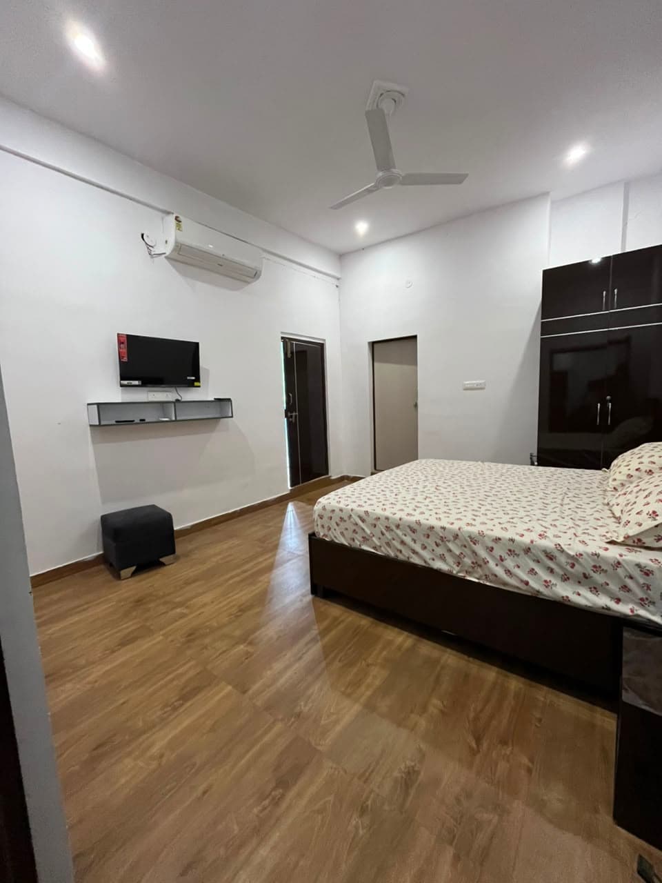 Bedroom 1 — Deluxe Room